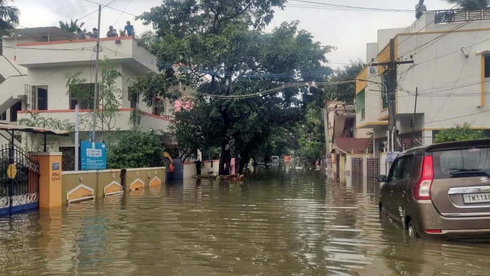 चेन्नई बाढ़ में स्थिति सामान्य करने के प्रयासों के बीच राजनाथ सिंह का हवाई सर्वेक्षण