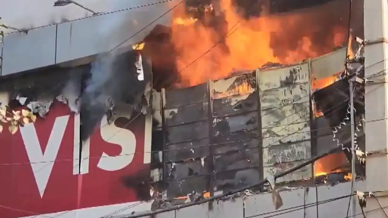 गुरुग्राम के बादशाहपुर में शॉपिंग मार्ट में लगी आग, दमकल की गाड़ियां मौके पर मौजूद