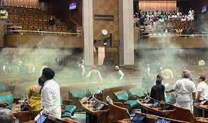 भारी सुरक्षा उल्लंघन के मामले में सचिवालय ने 8 लोकसभा कर्मियों को किया निलंबित