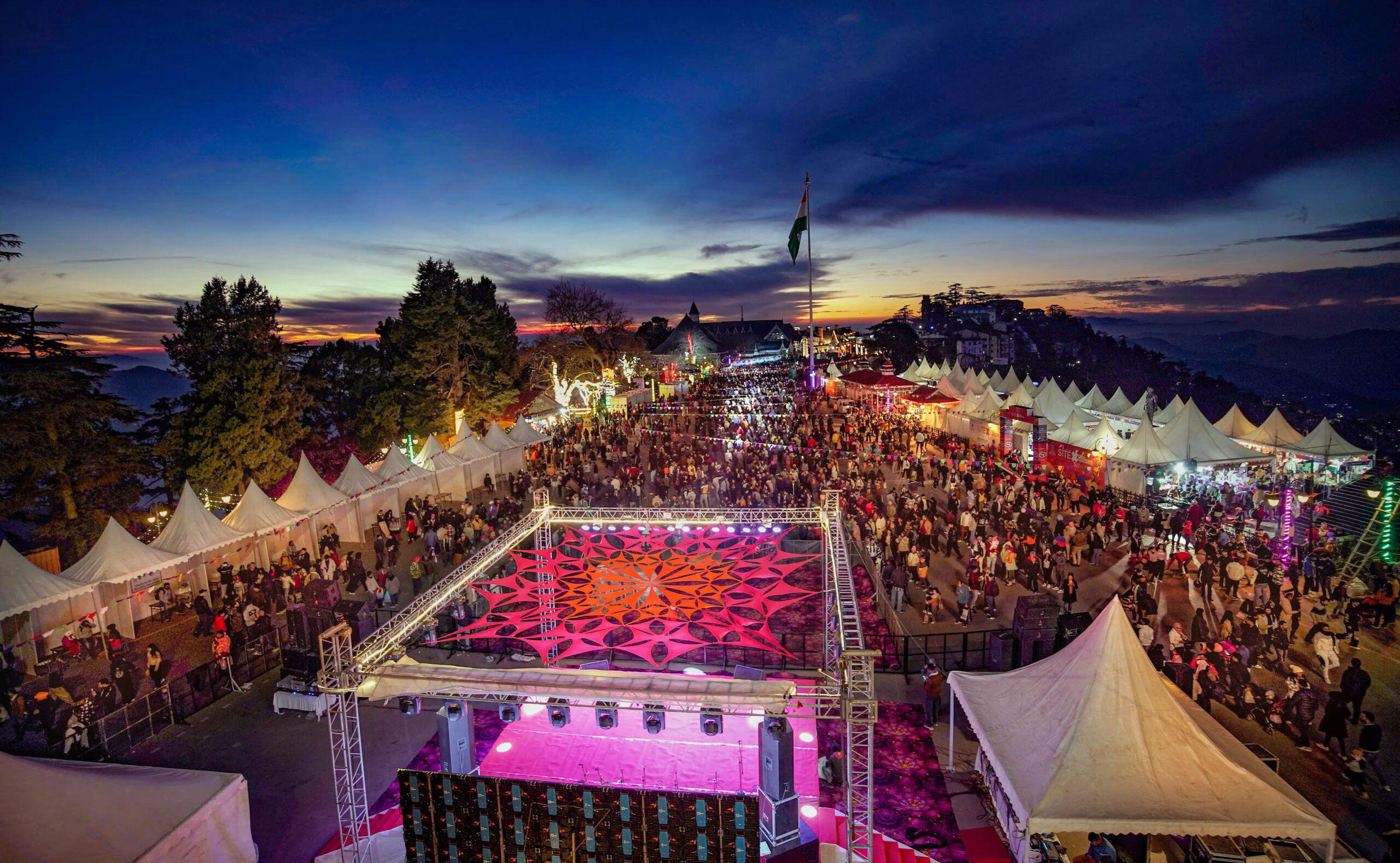 शिमला में पर्यटकों की भारी भीड़, नए साल के जश्न के दौरान 1 लाख पर्यटकों के आने की उम्मीद