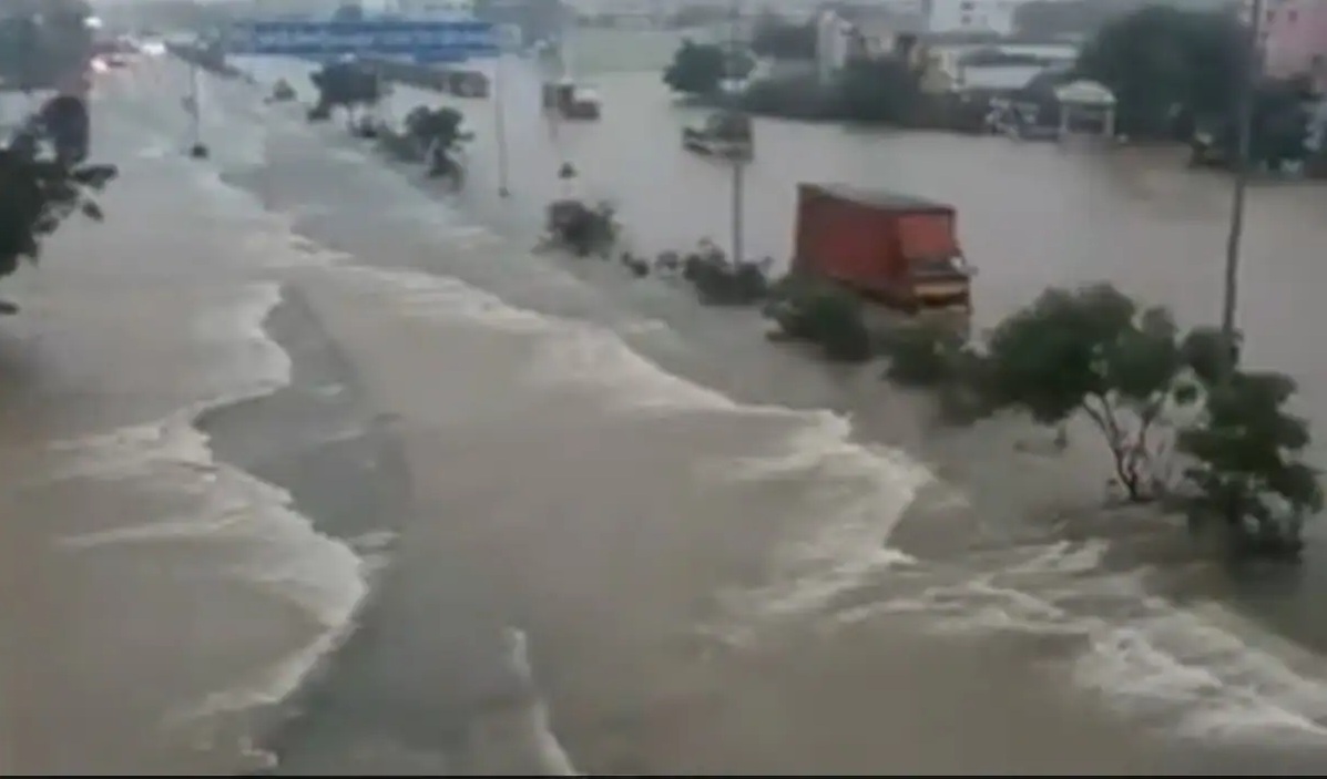 तमिलनाडु में मूसलाधार बारिश का कहर जारी, थूथुकुडी राजमार्ग पर बाढ़ की स्थिति