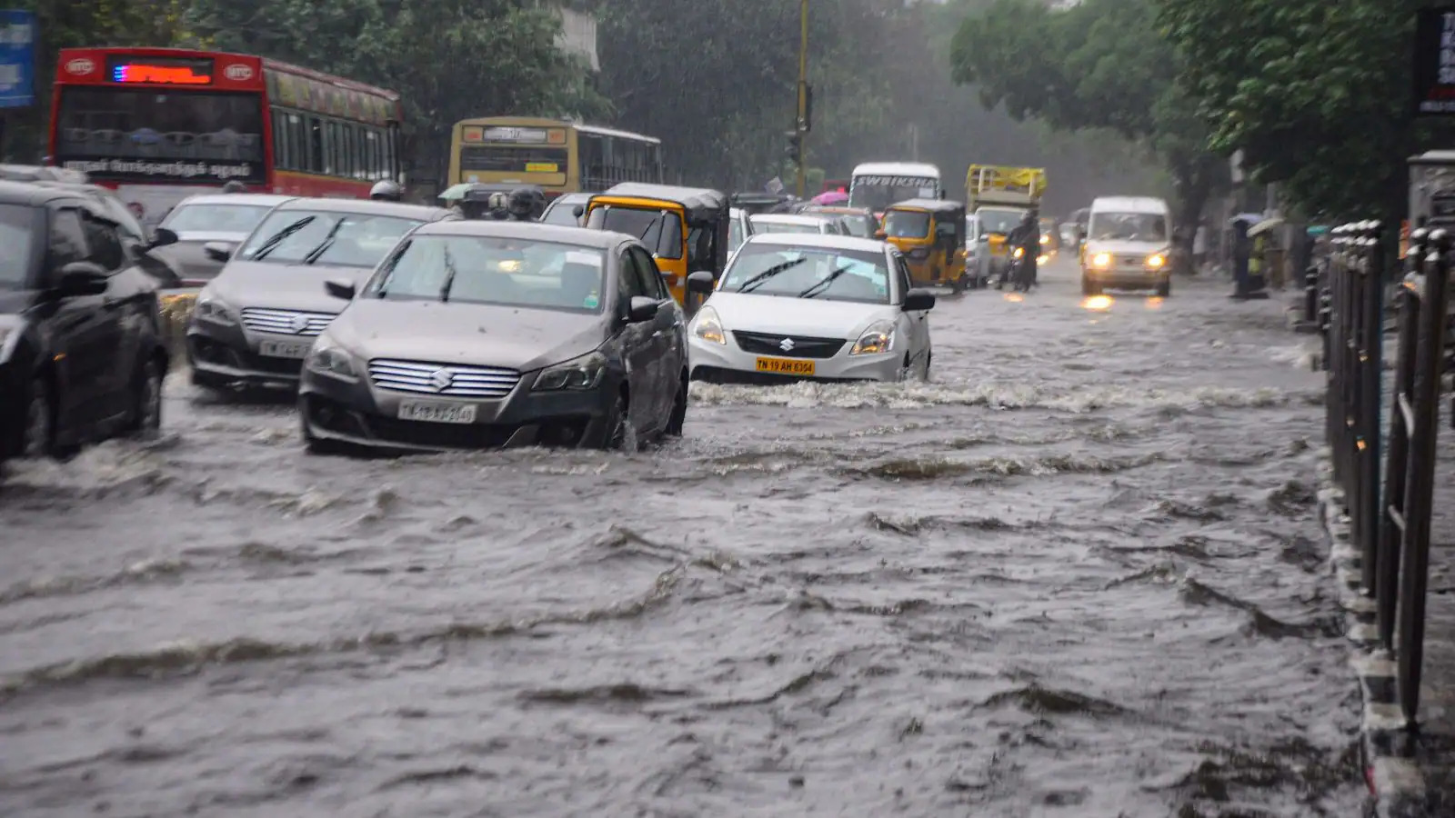 चेन्नई में भारी बारिश के कारण ट्रैफिक जाम, और अधिक बारिश की उम्मीद
