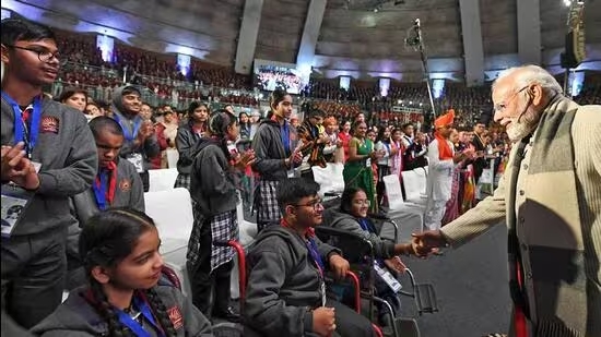 प्रधान मंत्री नरेंद्र मोदी ने स्क्रीन टाइम कम करने के टिप्स किए साझा, छात्रों को दी सलाह