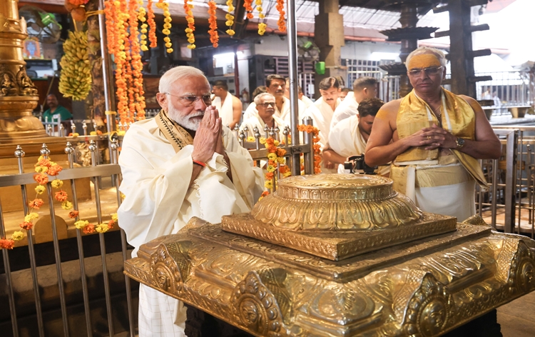 केरल: पीएम मोदी ने केरल के गुरुवयूर में भगवान कृष्ण के मंदिर में की पूजा-अर्चना