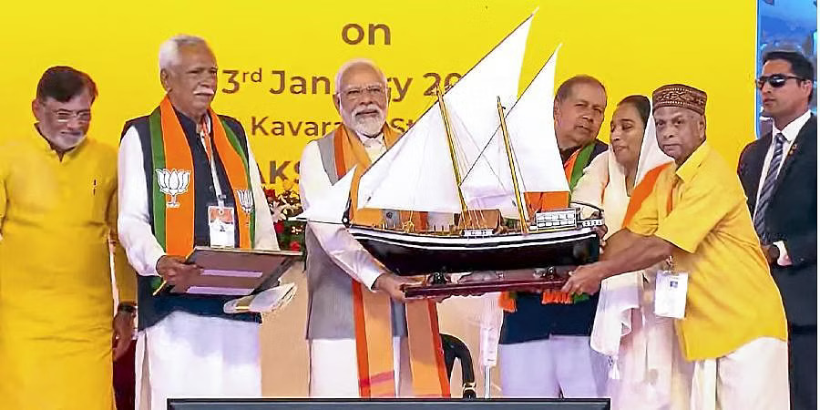 पीएम मोदी पहुंचे लक्षद्वीप, कई विकास परियोजनाओं का किया उद्घाटन