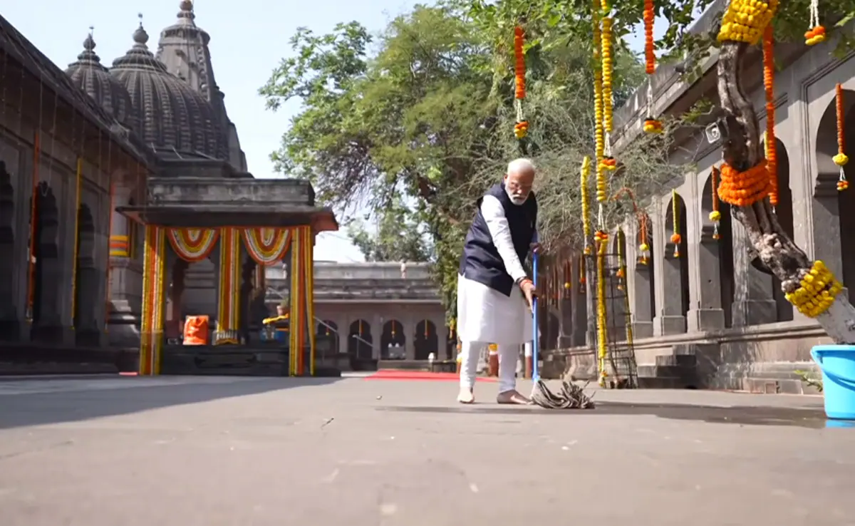 पीएम मोदी ने स्वच्छ भारत मिशन में लिया हिस्सा, मेगा रोड शो के दौरान नासिक मंदिर की करी सफाई