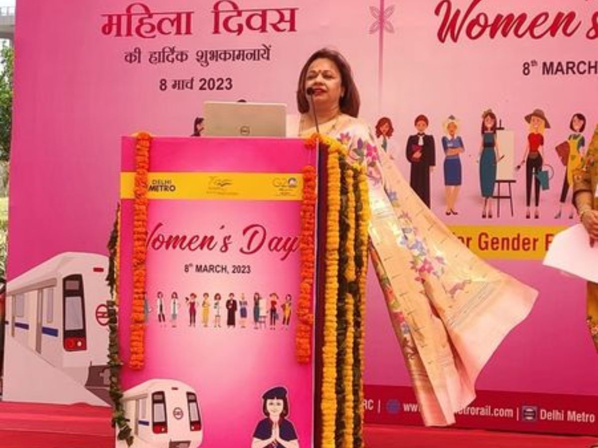 अंतर्राष्ट्रीय महिला दिवस: दिल्ली का सफदरजंग मेट्रो स्टेशन गुलाबी रंग में रंगा गया