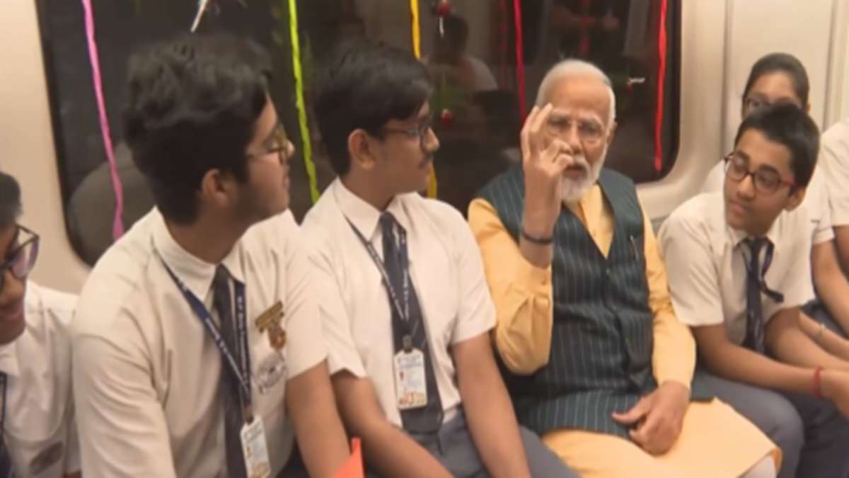 कोलकाता में भारत की पहली अंडरवाटर मेट्रो में स्कूली छात्रों के साथ ऐतिहासिक यात्रा पर निकले पीएम मोदी