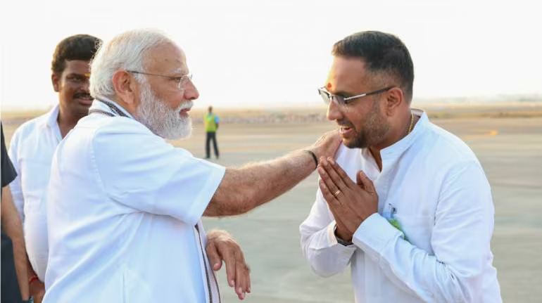 पीएम मोदी का भावुक पल: नवजात जुड़वां बच्चों को गले लगाने से पहले PM मोदी का स्वागत करने एयरपोर्ट पहुंचा कार्यकर्ता