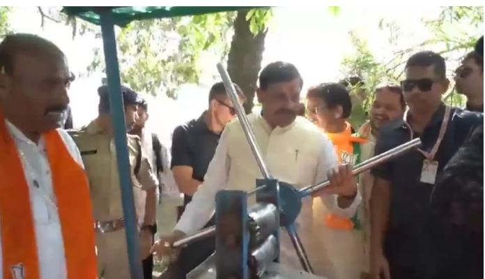 Loksabha Election: मोहन यादव ने काफिला रोककर निकाला गन्ने का रस, सोशल मीडिया पर तेजी से वीडियो वायरल