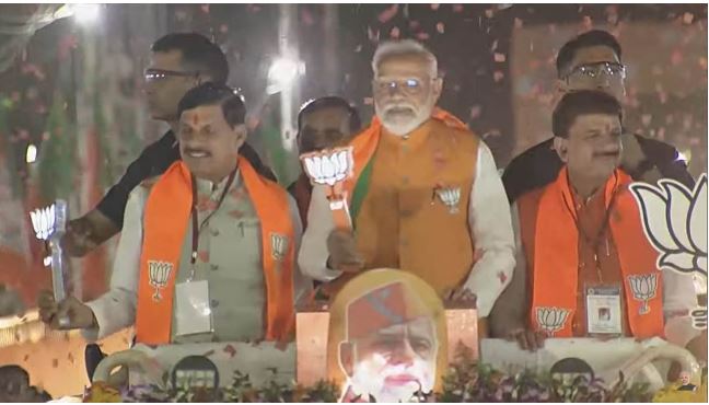 modi-magic-seen-on-the-streets-of-bhopal-ram-made-of-laser-shadow-saffron-seen-in-road-show