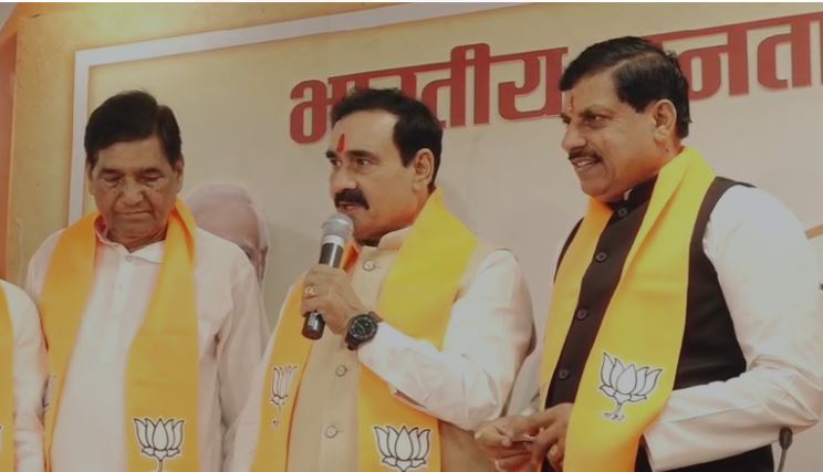 Loksabha Election: कांग्रेस के पूर्व MLA शुक्ला समेत सैकड़ों पूर्व पदाधिकारी-कार्यकर्ता BJP में शामिल, CM ने किया स्वागत