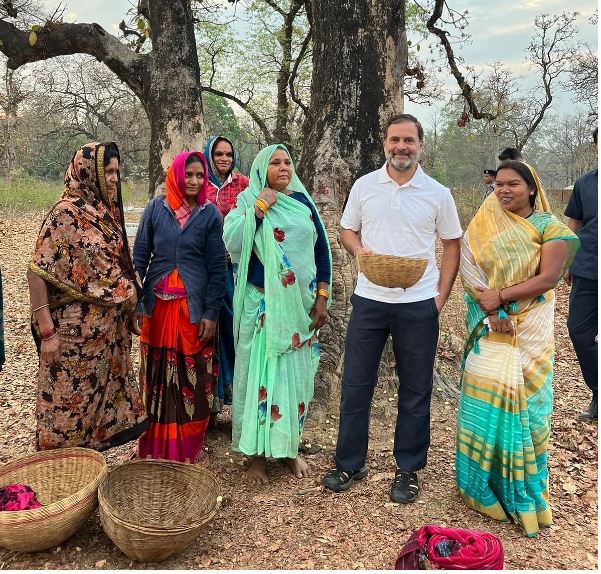 Loksabha Election:महुआ बिनती महिलाओं को देख राहुल गांधी ने रुकवाया काफिला, आदिवासी महिलाओं संग बीना महुआ चखा स्वाद