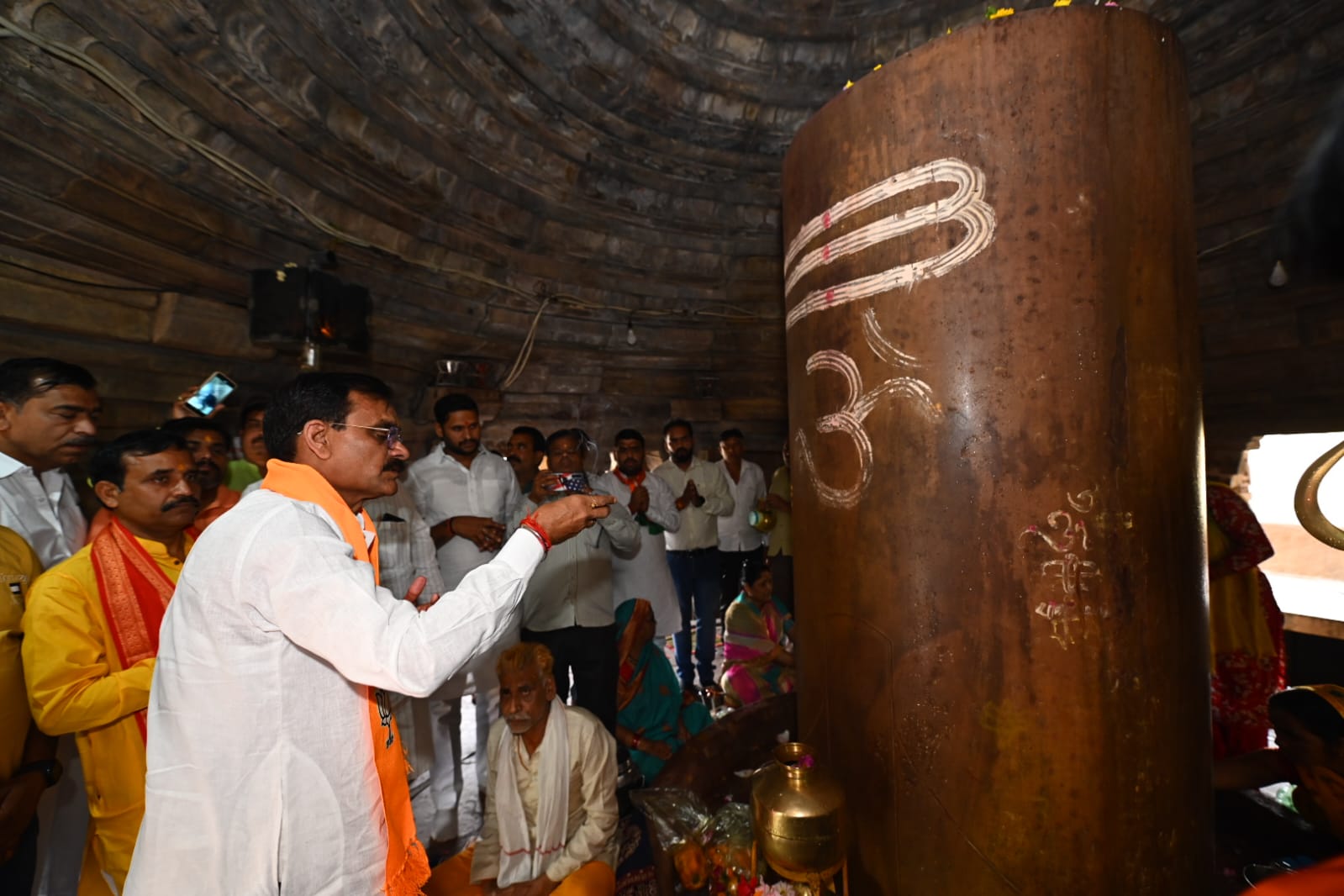 भाजपा प्रदेश अध्यक्ष विष्णुदत्त शर्मा ने मंदिर में पूजन-अर्चन कर,प्रदेश वासियों की सुख-समृद्धि की कामना की