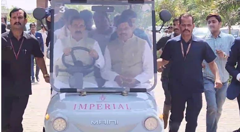 Loksabha Election: CM Mohan Yadav का निराला अंदाज, सीएम मोहन ने इलेक्ट्रिक व्हीकल की सवारी