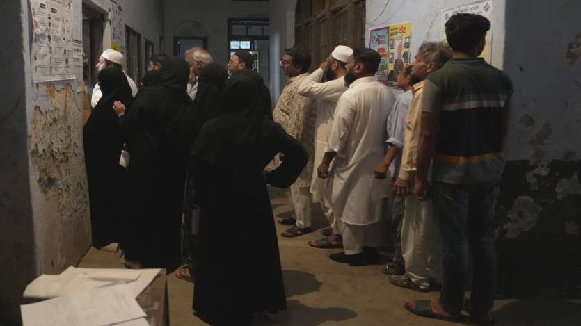 LS Election Phase 4 Voting: चौथे चरण में वोट डालने के लिए मतदान केंद्रों पर उमड़ी लोगों की भीड़