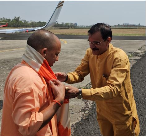 Loksabha Election: मुख्यमंत्री  योगी आदित्यनाथ भोपाल पहुंचे, स्टेट हेंगर में विष्णुदत्त शर्मा ने किया स्वागत