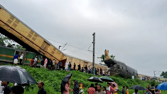 Kanchenjunga Express Train Accident: बचाव प्रयास जारी, 15 की मौत और 60 घायल, पीएम मोदी ने की आर्थिक मदद की घोषणा