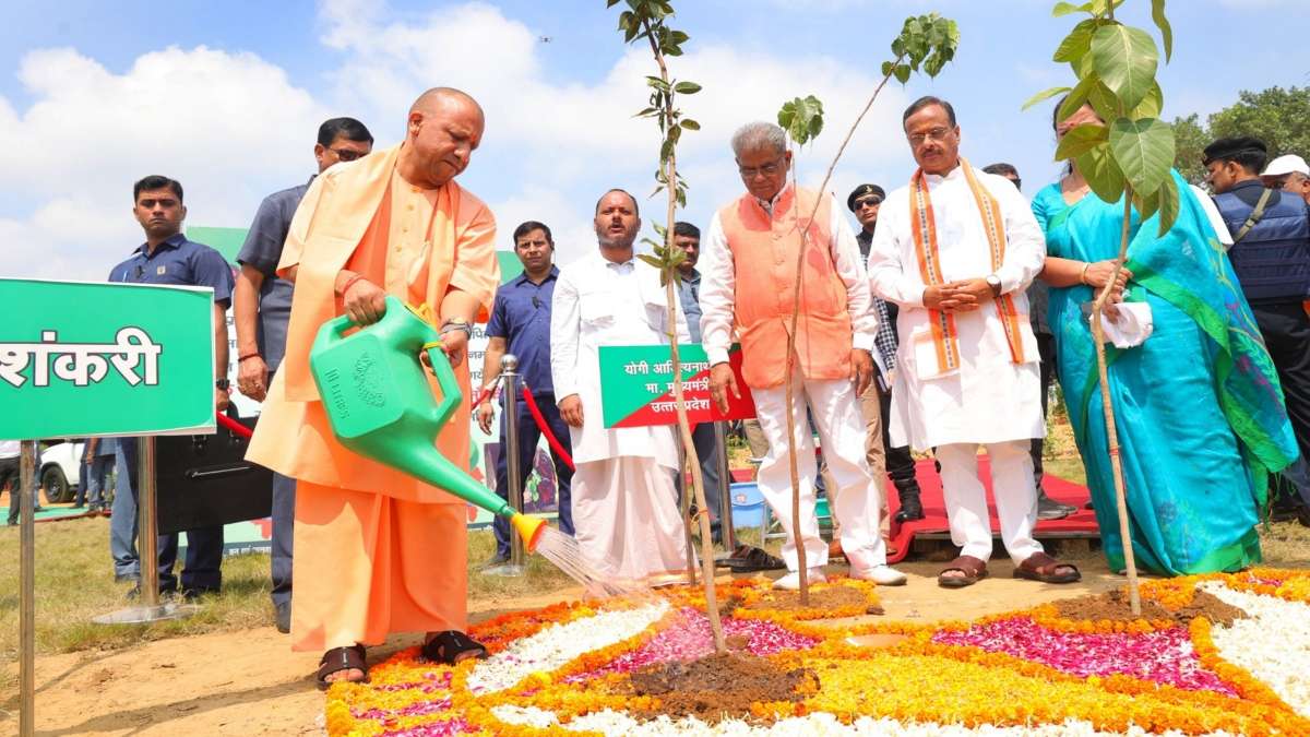 UP News: मुख्यमंत्री योगी आदित्यनाथ ने लखनऊ में ‘वृक्षारोपण जन-अभियान 2024’ का किया शुभारम्भ
