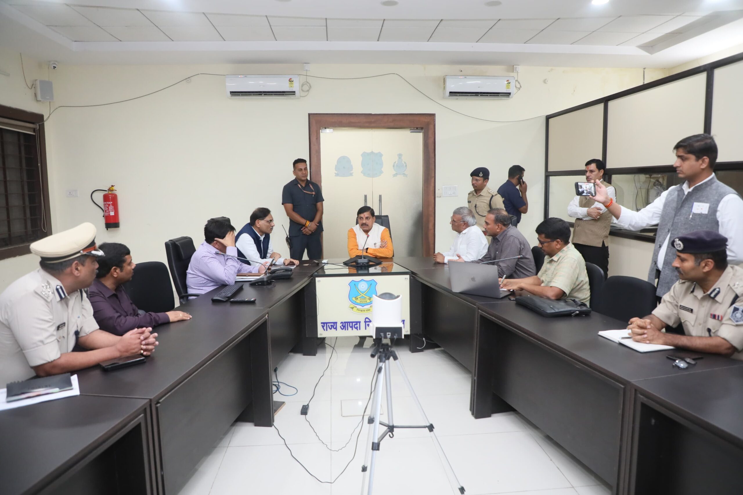 Mp News: सीएम मोहन यादव नई दिल्ली से लौटकर बाढ़ नियंत्रण कंट्रोल रूम पहुंचे
