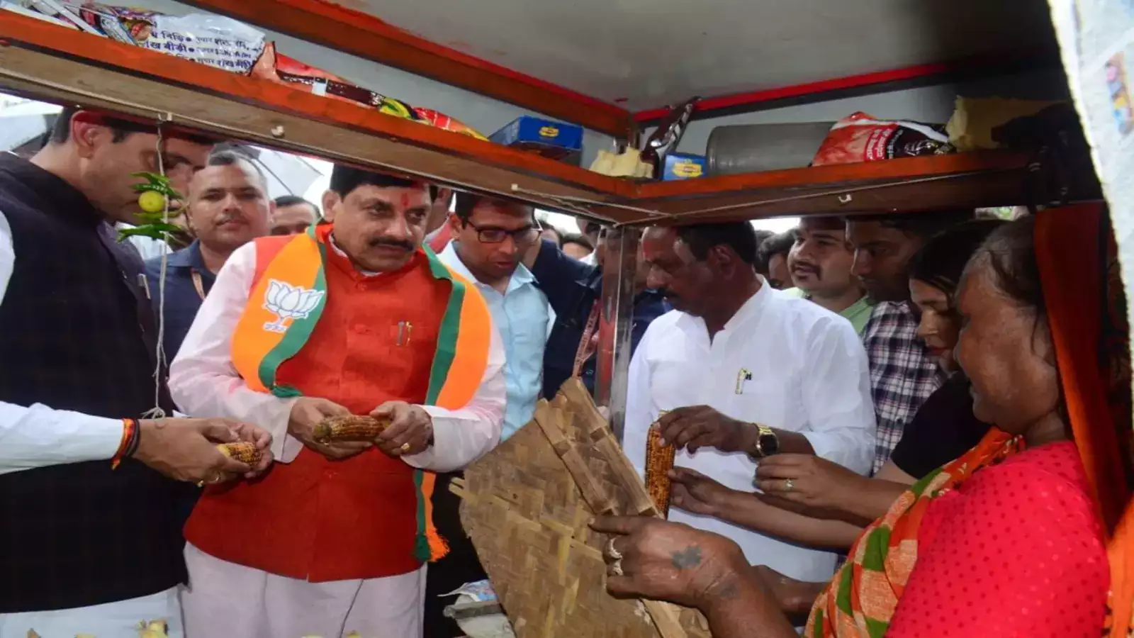 सीएम मोहन यादव का अनोखा अंदाज़, अचानक रुकवा दिया काफिला, फिर इस महिला से मिलने पहुंचें