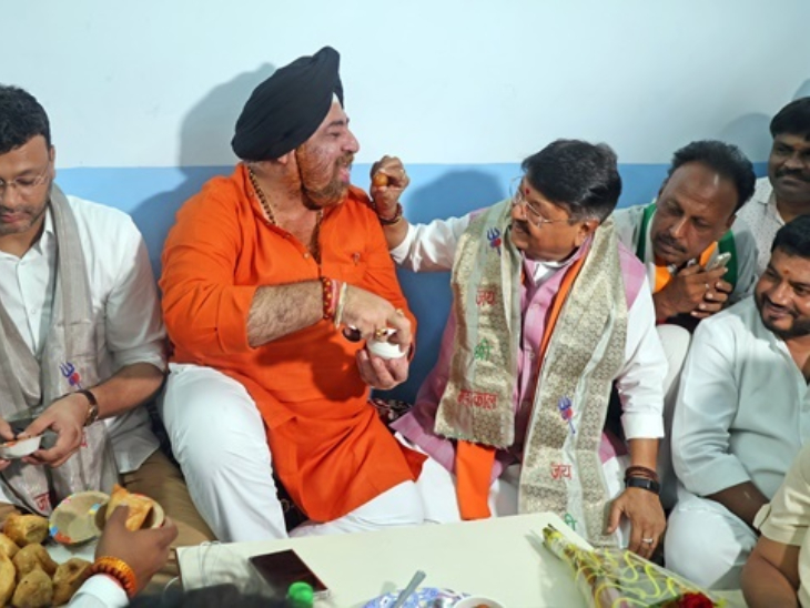 गांधी भवन में मंत्री कैलाश विजयवर्गीय की मेहमाननवाजी पर नगर और जिला कांग्रेस अध्यक्ष निलंबित, मांगा गया स्पष्टीकरण