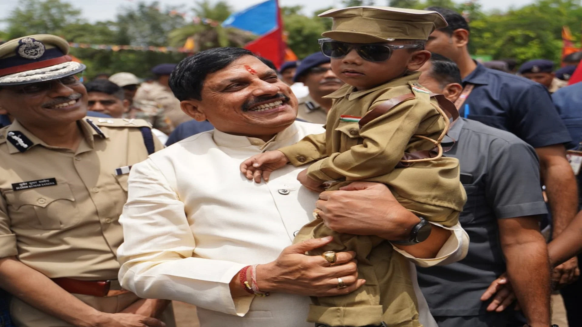 सीएम मोहन यादव ने ‘एक पेड़ मां के नाम’ के तहत पुलिस परिवार के साथ किया वृक्षारोपण, बोले यह अभियान बना एक राष्ट्रव्यापी अभियान