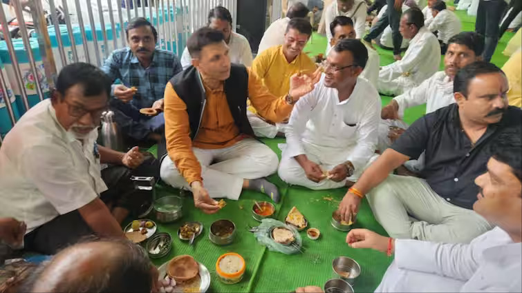 बुधनी उपचुनाव में कांग्रेस ने अपनाई बीजेपी की रणनीति, कार्यकर्ताओं के साथ टिफिन पार्टी में शामिल हुए जीतू पटवारी