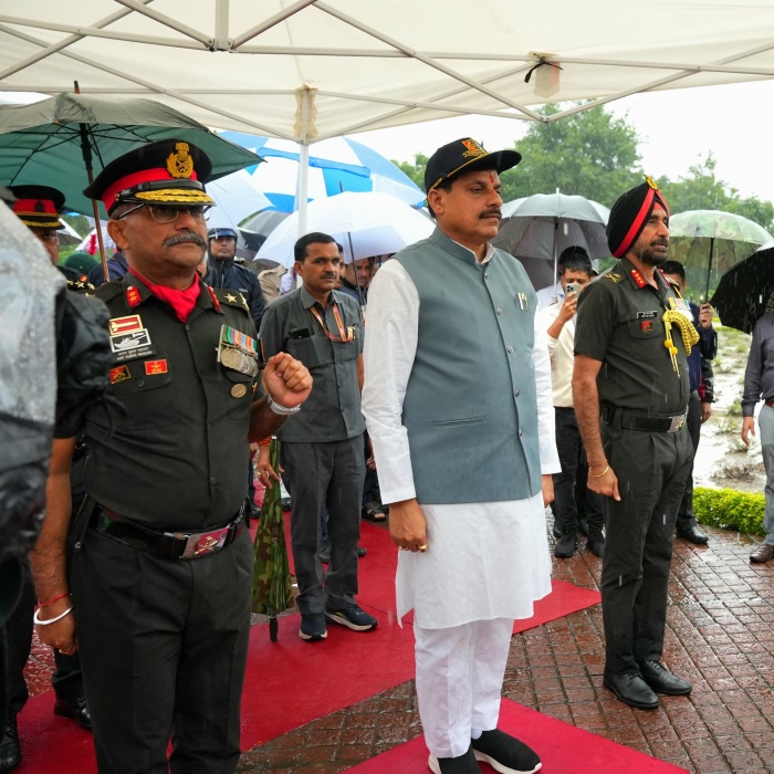 Kargil Vijay Diwas: रिमझिम बारिश के बीच शौर्य स्‍मारक पहुंचे सीएम मोहन यादव, बलिदानी सैनिकों को दी श्रद्धांजलि