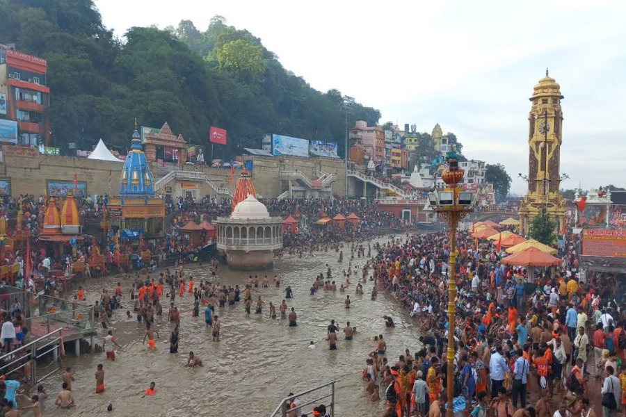 Utrakhand News: हर हर महादेव की गूंज के साथ 3 करोड़ कावड़ यात्रियों ने भरा गंगा जल