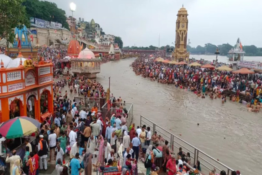 UK NEWS: सोमवती अमावस्या के पावन अवसर पर श्रद्धालुओं ने लगाई गंगा में आस्था की डुबकी