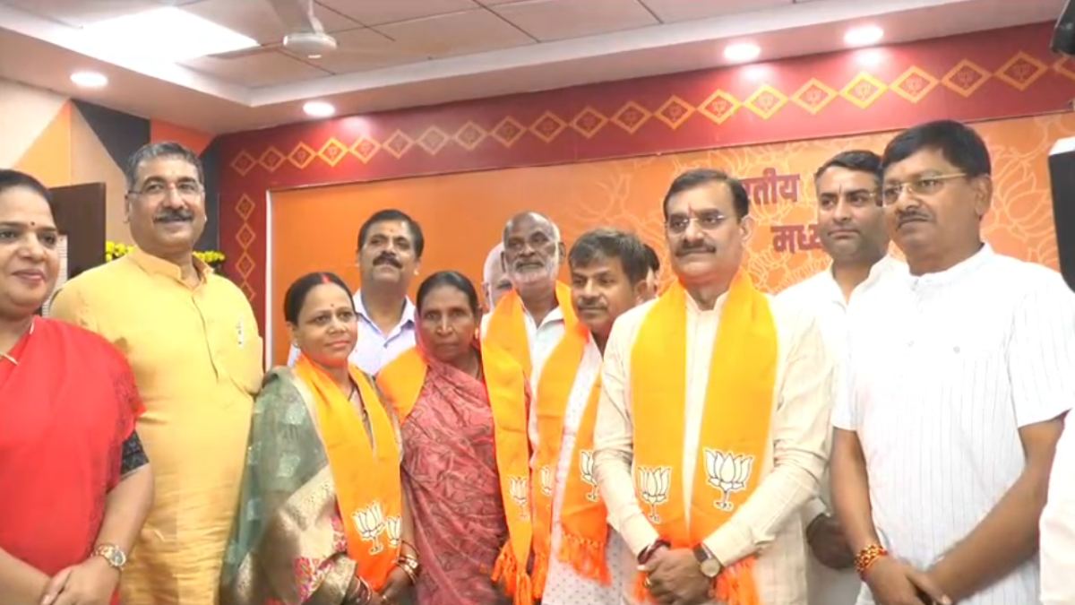 MP News: सतना में कांग्रेस को बड़ा झटका, दो पार्षद भाजपा में शामिल