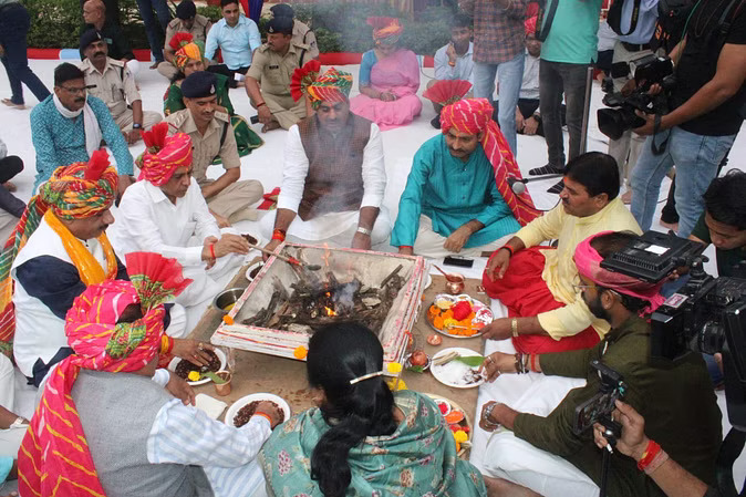 MP News: विजयादशमी पर डिप्टी सीएम ने किया शस्त्र पूजन, कांग्रेस की हार पर बोले- ‘विचलित न हो, आत्ममंथन करें