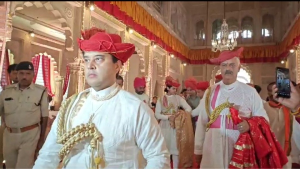 MP News: सिंधिया परिवार का राजसी दशहरा, शाही वेशभूषा में बेटे संग शस्त्र पूजन करते दिखे केंद्रीय मंत्री ज्योतिरादित्य सिंधिया