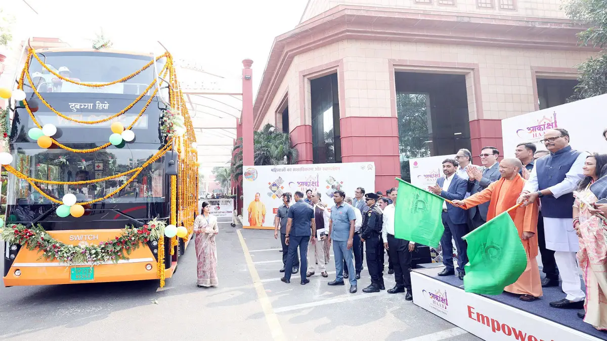 Lucknow News: लखनऊ में दौड़ेगी 65 सीटर डबल डेकर बस, CM योगी ने दिखाई हरी झंडी