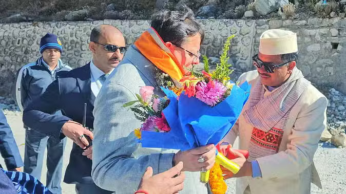 Uttarakhand News: बदरीनाथ धाम पहुंचे मुख्यमंत्री धामी, भगवान बदरीविशाल से राज्य के विकास का लिया आशीर्वाद