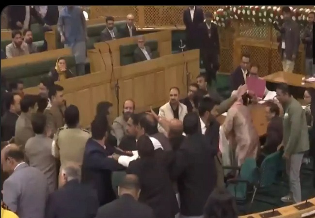 J&K Assembly: अनुच्छेद 370 के मुद्दे पर जम्मू-कश्मीर विधानसभा में बवाल, पक्ष-विपक्ष में भिड़ंत और धक्कामुक्की