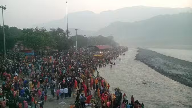 Chhath Puja 2024: उत्तराखंड के घाटों पर श्रद्धालुओं की उमड़ी भीड़, उगते सूर्य को अर्घ्य देकर महापर्व का हुआ समापन