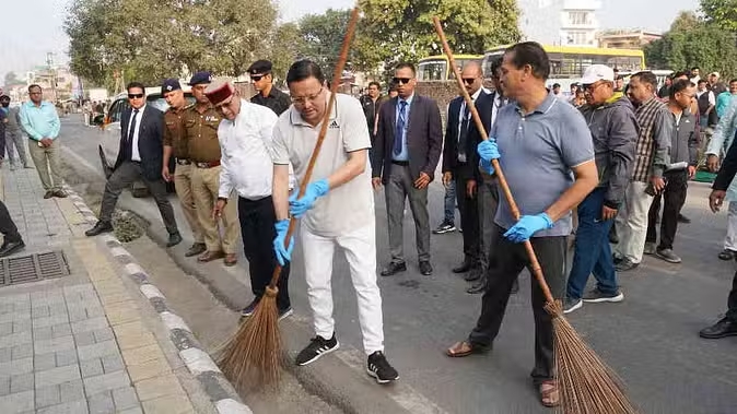 उत्तराखंड स्थापना दिवस पर सीएम धामी ने स्वच्छता का दिया संदेश, देहरादून की सड़कों पर चलाया सफाई अभियान