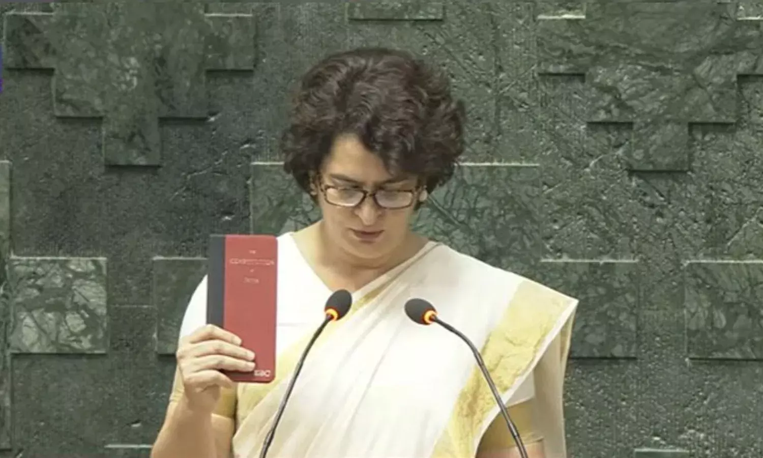 Priyanka Gandhi Oath: लोकसभा में नेहरू-गांधी परिवार की 16वीं सदस्य बनीं प्रियंका, 71 साल बाद लोकसभा में दोहराया इतिहास