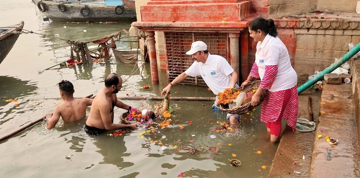 Varanasi: छठ पर्व को लेकर काशी के घाटों पर चला स्वच्छता अभियान, गंगा में पूजा सामग्री न बहाने की करी अपील