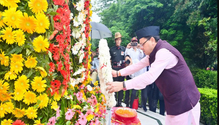 UK News : सीएम धामी ने विजय दिवस पर शहीदों को दी श्रद्धांजलि, सैनिकों के लिए की नई घोषणाएं