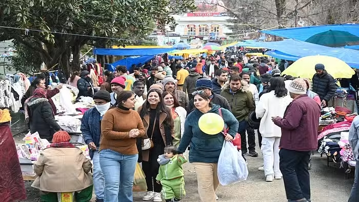 नए साल के जश्न के लिए नैनीताल में उमड़ी भीड़, होटलों में फुल बुकिंग, संगीत और रोशनी से सजी वादियां