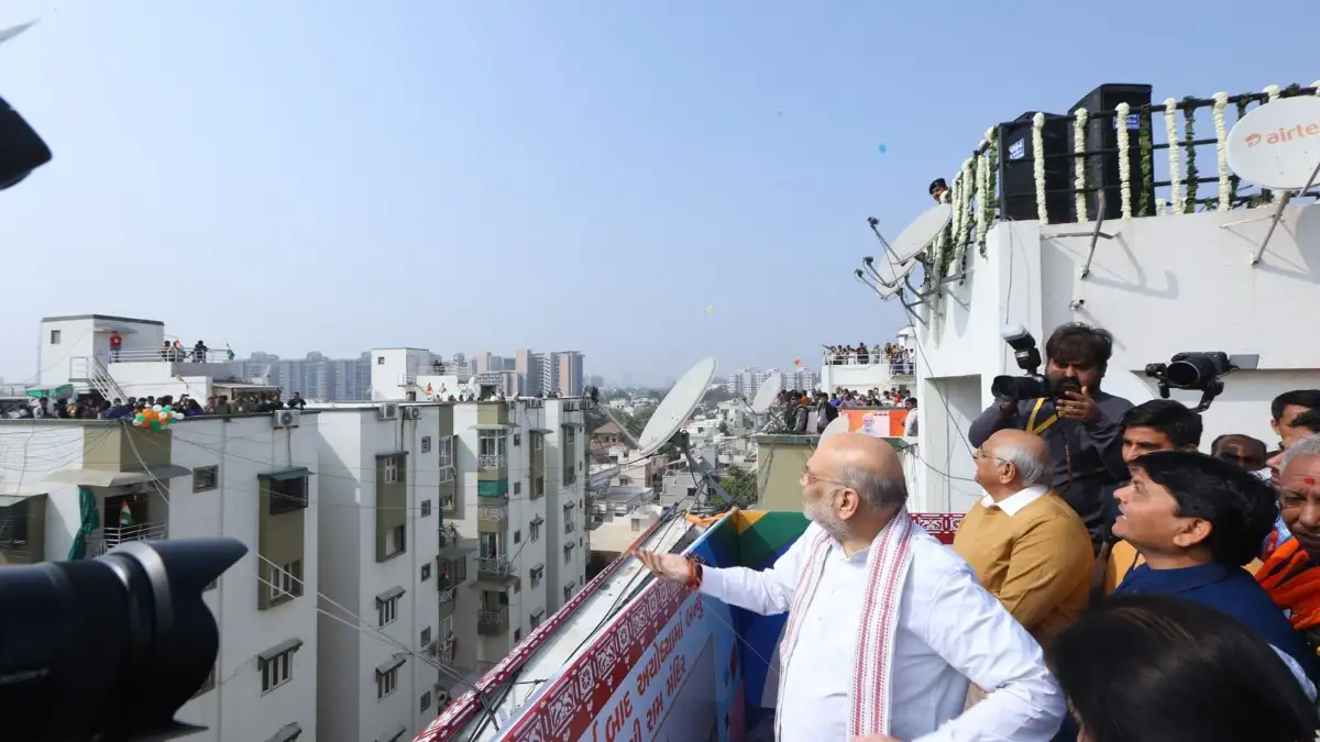 गुजरात में मकर संक्रांति की धूम, अमित शाह ने अहमदाबाद में उड़ाई पतंग, कई विकास परियोजनाओं का करेंगे शुभारंभ