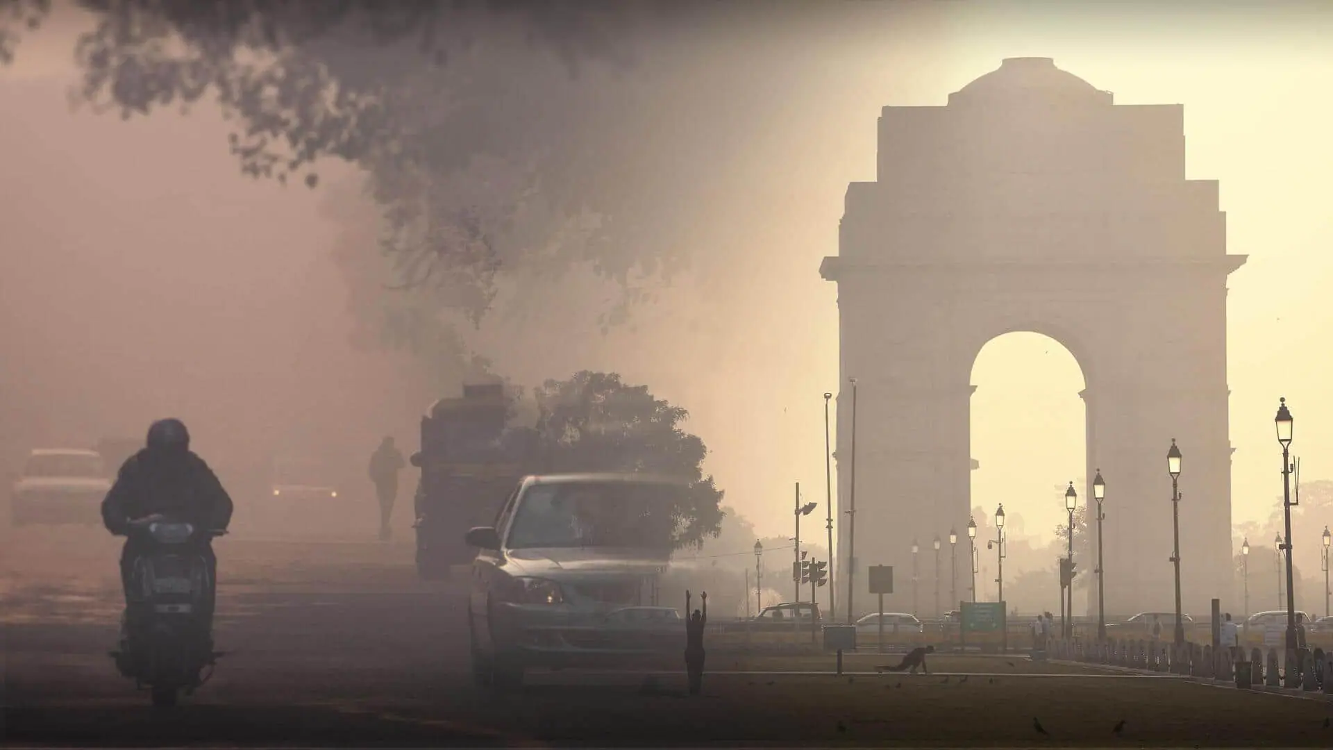 दिल्ली-NCR में GRAP-4 लागू, बढ़ते प्रदूषण के चलते सख्त पाबंदियां, स्कूल हाइब्रिड मोड में संचालित