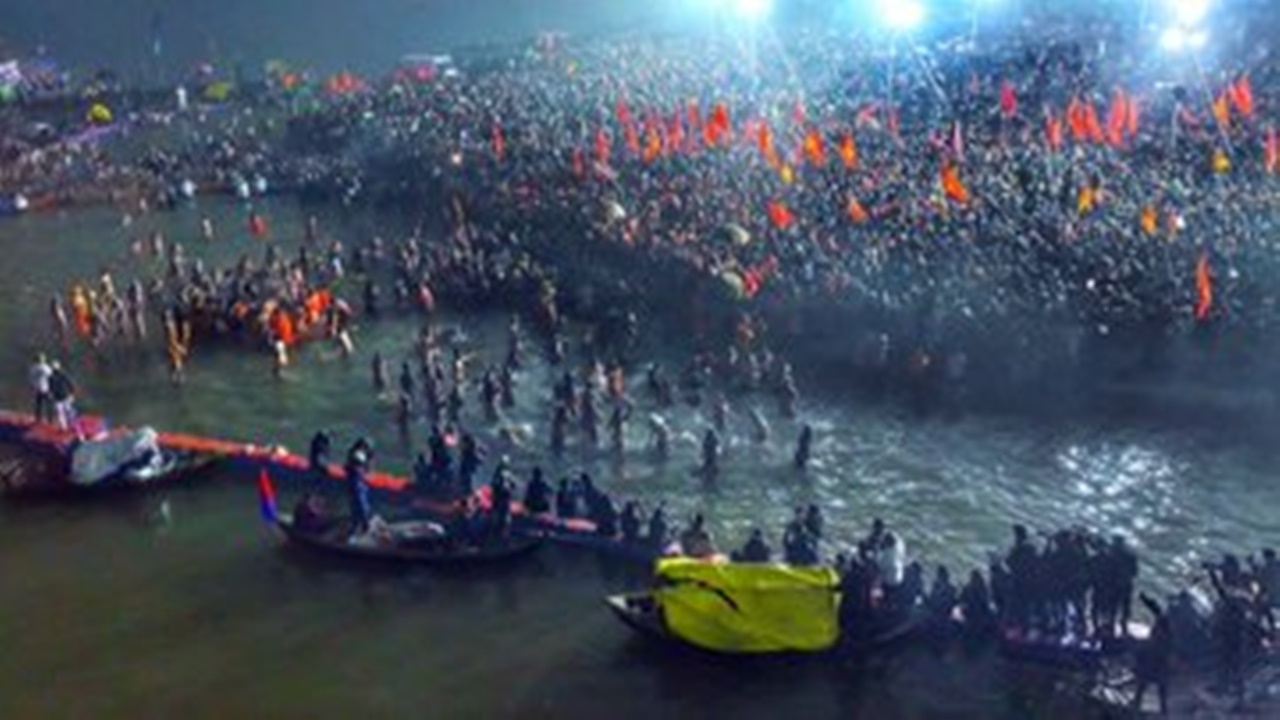 Mahakumbh 2025: मकर संक्रांति पर पहला अमृत स्नान, आस्था और संस्कृति का अद्वितीय संगम, त्रिवेणी संगम पर उमड़ा श्रद्धालुओं का सैलाब