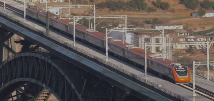 Vande Bharat Express: दुनिया के सबसे ऊंचे पुल से होकर कश्मीर पहुंची वंदे भारत, ट्रेन का ट्रायल सफल