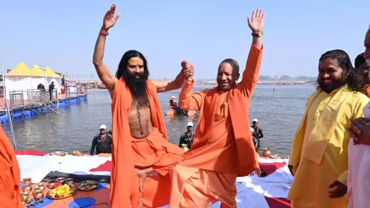 महाकुंभ 2025: संगमतट पर बाबा रामदेव के साथ सीएम योगी ने किया योगाभ्यास, संगम में लगाई आस्था की डुबकी