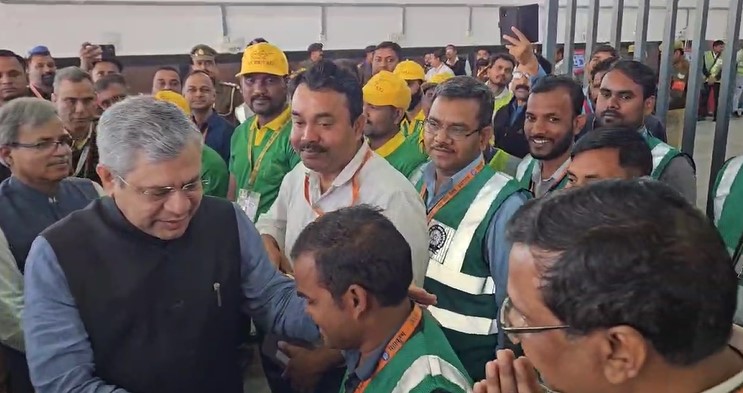 महाकुंभ के सफल समापन पर प्रयागराज पहुंचे रेल मंत्री अश्विनी वैष्णव, रेलवे कर्मचारियों का जताया आभार