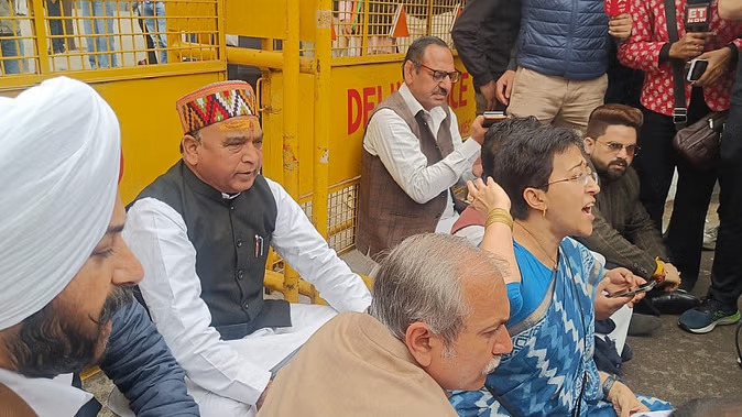 दिल्ली विधानसभा में हंगामा: AAP विधायकों की एंट्री रोकी, आतिशी ने लगाया BJP पर तानाशाही का आरोप